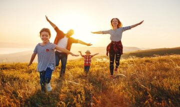 Famille heureuse sous le soleil couchant