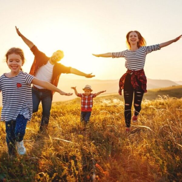 Famille heureuse sous le soleil couchant