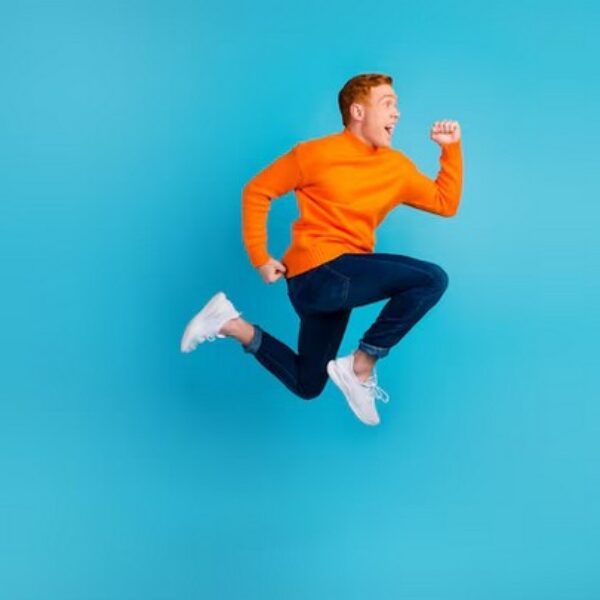 HOMME SAUTE DE JOIE DEUX